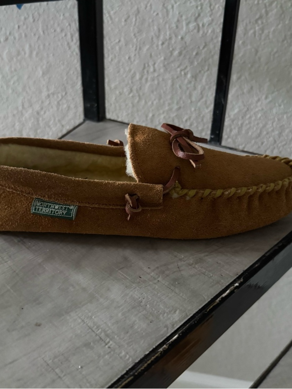 Northwest Territory Men’s Brown Suede Leather Moccasin Slippers - Picture 3 of 7